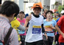 片町線周辺の　１１ＫＭ地点での撮影。
応援のハイタッチ　で　ランナーを勇気づけていた。