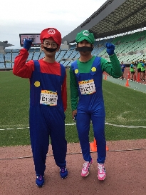 2人揃ってジャンピングパンチ！