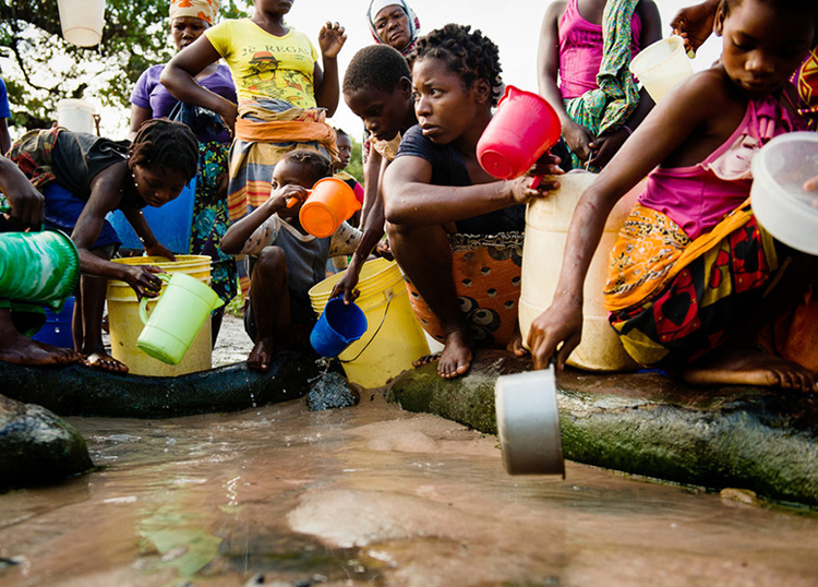 不衛生な水をくむ女性と子どもたち