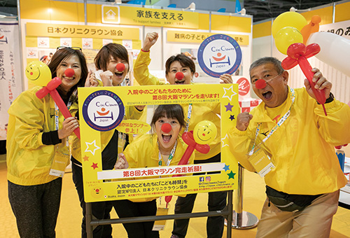 今年は32の寄付先団体がランナーのみなさんをお出迎え！大阪マラソン チャリティコーナー