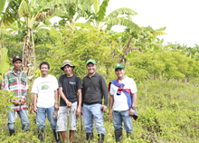 植林に従事する農民、現地スタッフ