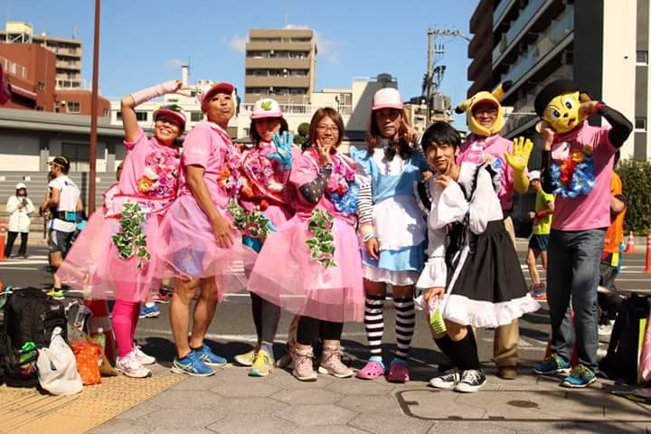 サマーファンラン仮装大賞受賞でガイドブック表紙に登場のピンクルビー隊、メイド隊、トラッキー、ピカチュウの仮装などで賑やかに応援させていただきました。
声援とハイタッチでランナーさんたちにパワーを送りました。