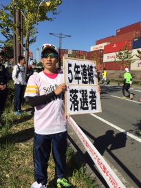 40km地点で掲出しておりました。50種類ほど用意したメッセージのうち抜群の反応だったのがこちらのメッセージ。辛く苦しくなるレース終盤に少しでも気を紛らわせてもらおうと趣向を凝らしたつもりでしたが、逆に「来年は一緒に走ろう！」と激励いただいたのが嬉しかったです。