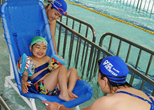 Enter the water using the slope of the swimming pool!