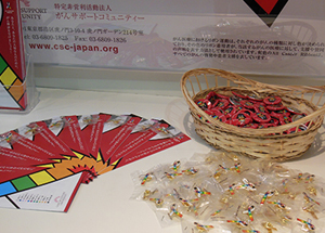 © Cancer Support Community Japan<br>がん予防リーフレットとレインボーリボンバッジ