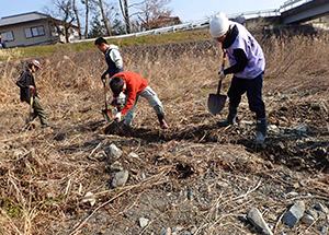 草刈りや穴掘りなどの力仕事でも地域の団体に貢献します