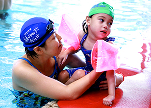 Enjoying a swimming pool with volunteers.