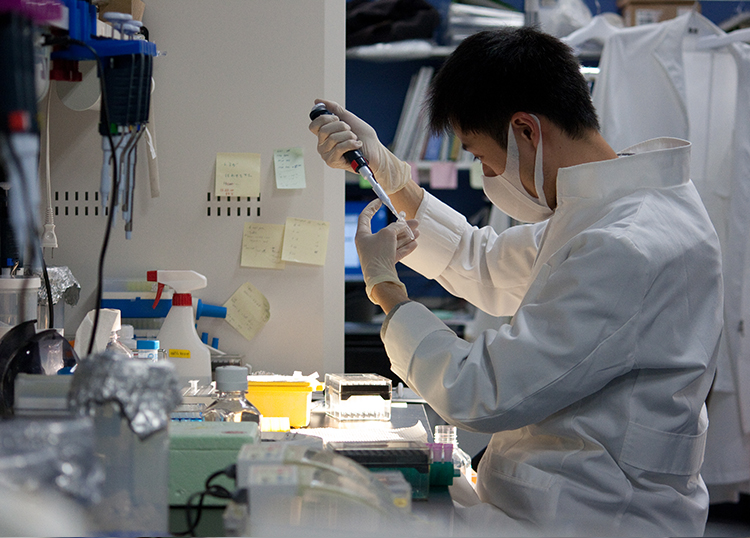 ご寄付は9割が非正規である所員の雇用等に活用