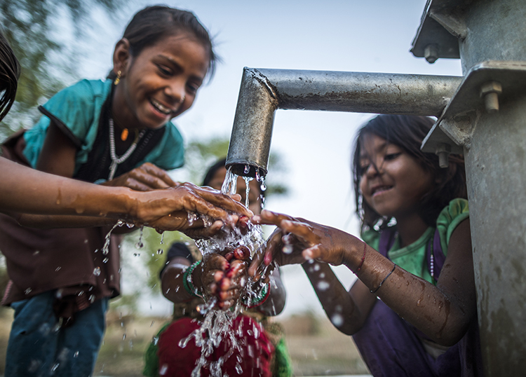 生き物たちも徐々新しく設置された給水設備の水を浴びて喜ぶ子供たち（インド）に戻ってきています