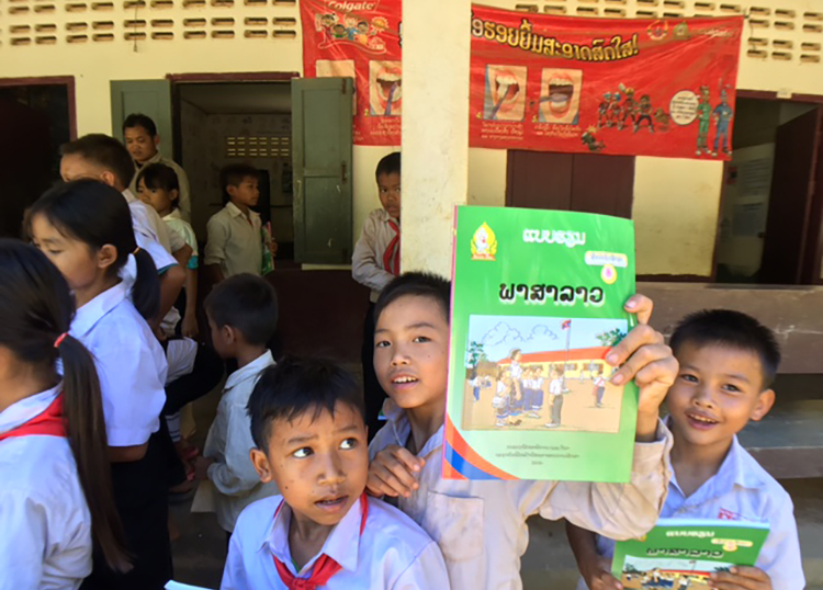 日本ハビタット協会山間部の小学校にラオス語の教科書を届けました