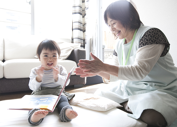 病気で不安な子どもの気持ちに寄り添う保育スタッフ