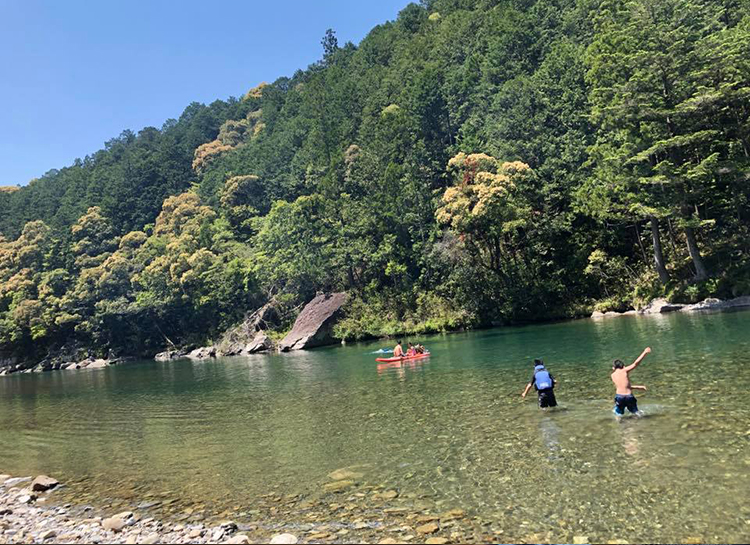 夏休みのキャンプ。熊野の川で底が見える透明さでした