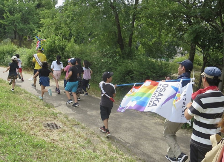 こどもと創る「こども応援宣言」こどもたちがわが町にしなり子育てネットチャリティーランナーさんと一緒にミニ駅伝にchallenge！