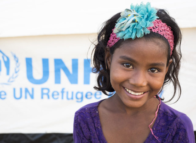 笑顔が素敵なバングラデシュのロヒンギャ難民の女の子
