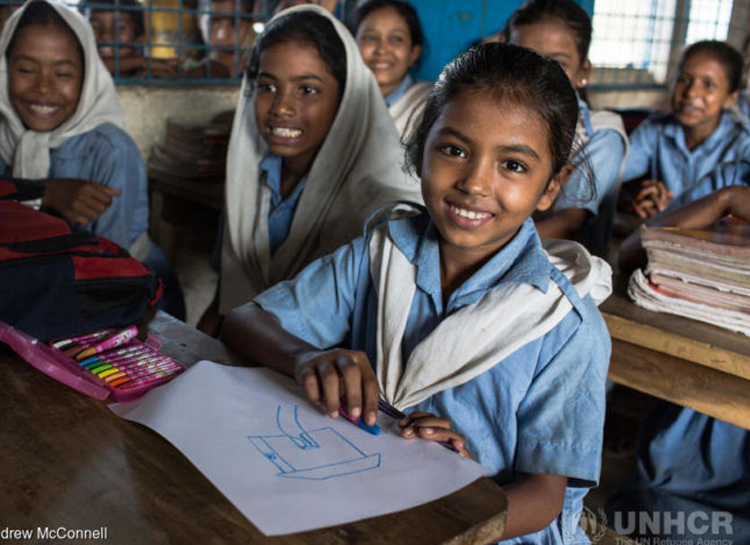 バングラデシュのロヒンギャ難民の子どもたちのために届く筆記用具