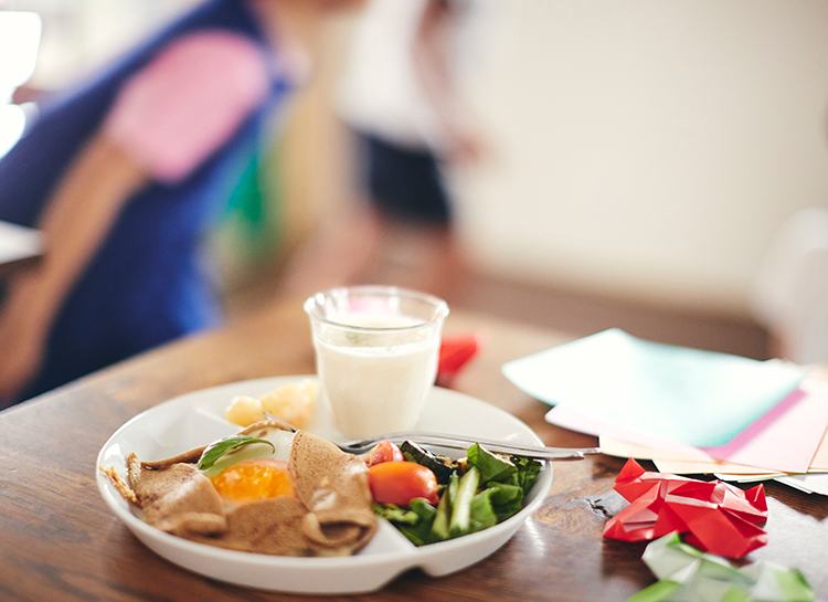 活動拠点で子どもたちと食事をする様子。和歌山県橋本市で採れた美味しい野菜で食事を作っています。