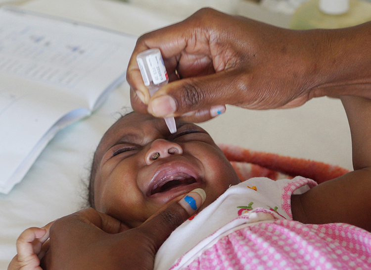 診療所でポリオワクチン接種を受けるバヌアツの赤ちゃん