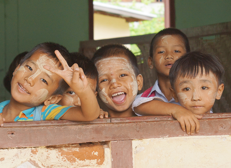 ワクチン接種し元気に学校に通うミャンマーの子どもたち