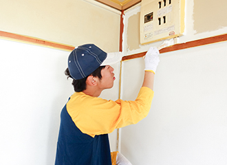 入居予定の空き部屋は、スタッフ指導のもと自らの手で改修します