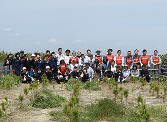 育林にボランティアの手は欠かせません 地元の高校生の参加も増えてきました