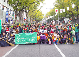 ハロウィンの時期には仮装して活動することも！子どもからワンちゃんまで幅広くご参加いただいています