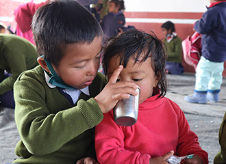 学校給食で牛乳を飲む子ども