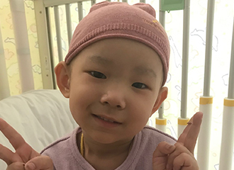 ニット帽のプレゼントなどを通じ、小児がんの子ども達のQOL(生活の質)向上を支援しています