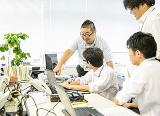 企業の力を借りて社会みんなで若者を支える