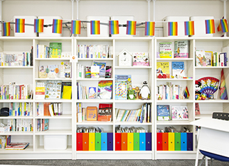 LGBTQに関する書籍を取り揃えたミニ図書館