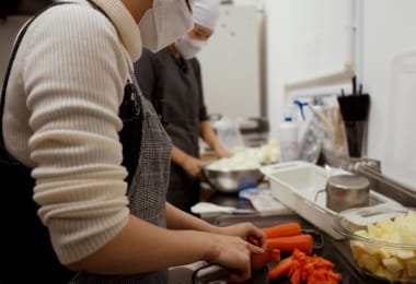 ユースセンターでは、手づくりのごはんを無料で提供しています。