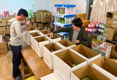 食糧支援の発送現場。厳しい状況にある若者に、緊急ですぐ発送できる体制をつくっています。