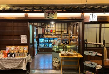 福祉事業所の商品を販売しているアンテナショップ「パティスリーとっと＠梅田スカイビル」の店頭
