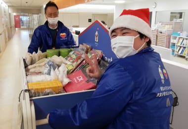入院中の子どもたちに笑顔を届けるため、国立循環器病研究センター小児病棟にて文房具やアメニティをハートフルカートに乗せて配布しました。（シェア・ハート・フォー・シック・キッズ事業の一環）