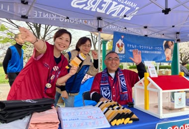 花園ラグビー場での募金活動の様子です。花園近鉄ライナーズの選手や、多くの来場者がハウスを支援して下さっています。