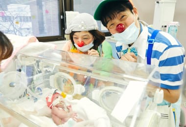 NICU（新生児集中治療室）の赤ちゃんや家族に寄り添うクリニクラウン