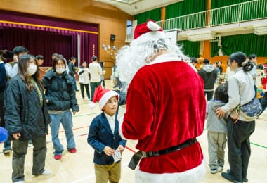 クリスマス会の様子です。法人職員がサンタとなって、こどもたちと交流しました