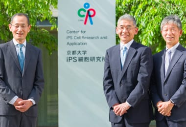 山中伸弥名誉所長（左）・江藤浩之所長（中央）・髙橋淳前所長（右）
