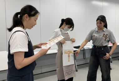 教材を活用し、妊娠の仕組みを学ぶピアアクティビスト（若者伝道師）