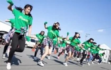 緑色の「Tシャツ」を着用して応援する様子